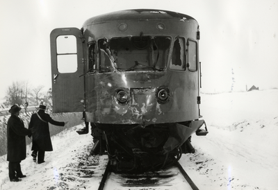 807635 Afbeelding van de kop van het diesel-electrische treinstel nr. 72 (DE 2, serie 61-106, Blauwe Engel ) na een ...